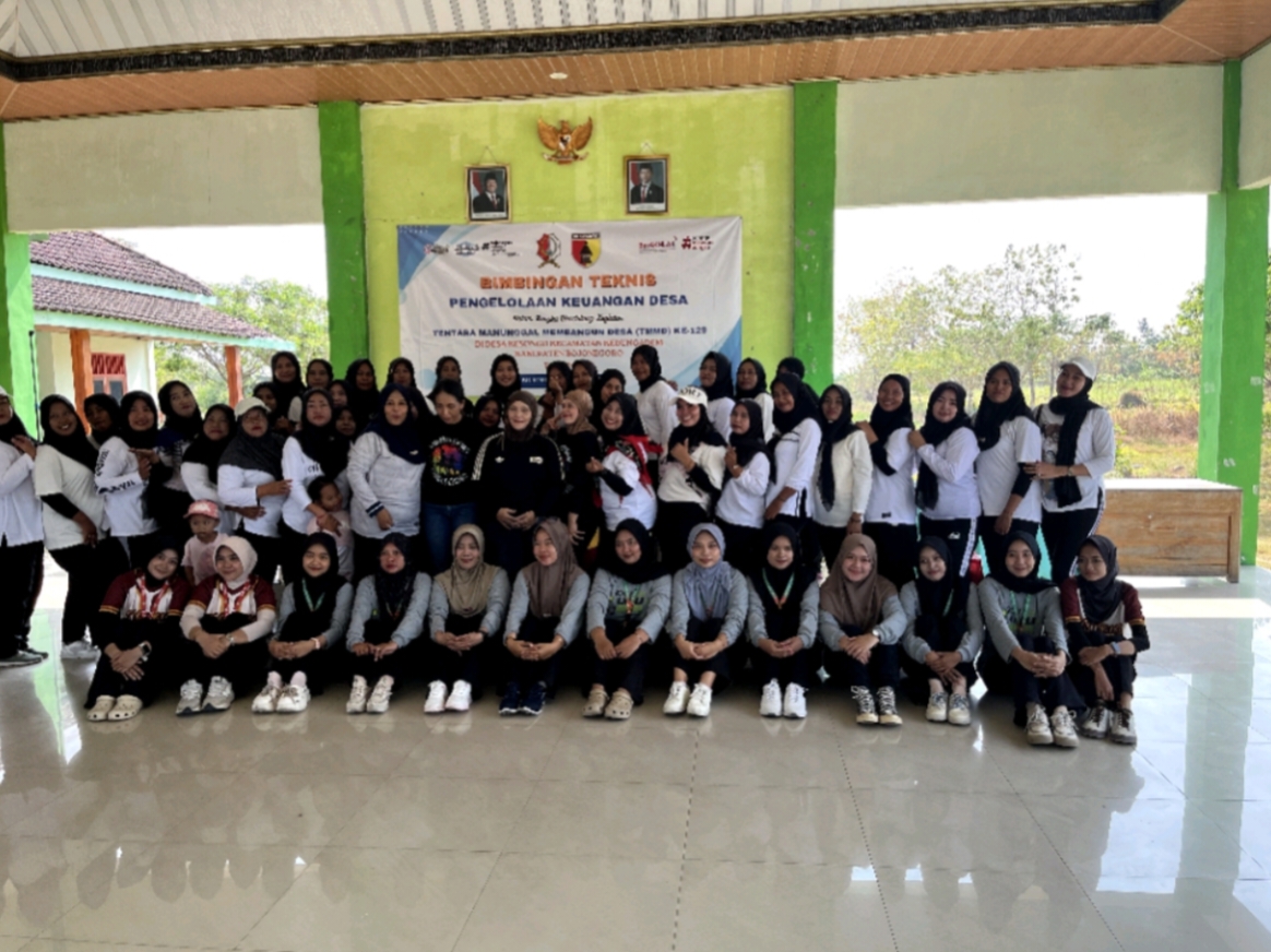 Langkah Sehat, Kebersamaan yang Erat: Mahasiswa KKN UNUGIRI Kelompok 49 Ikuti Senam Pagi Desa Kesongo
