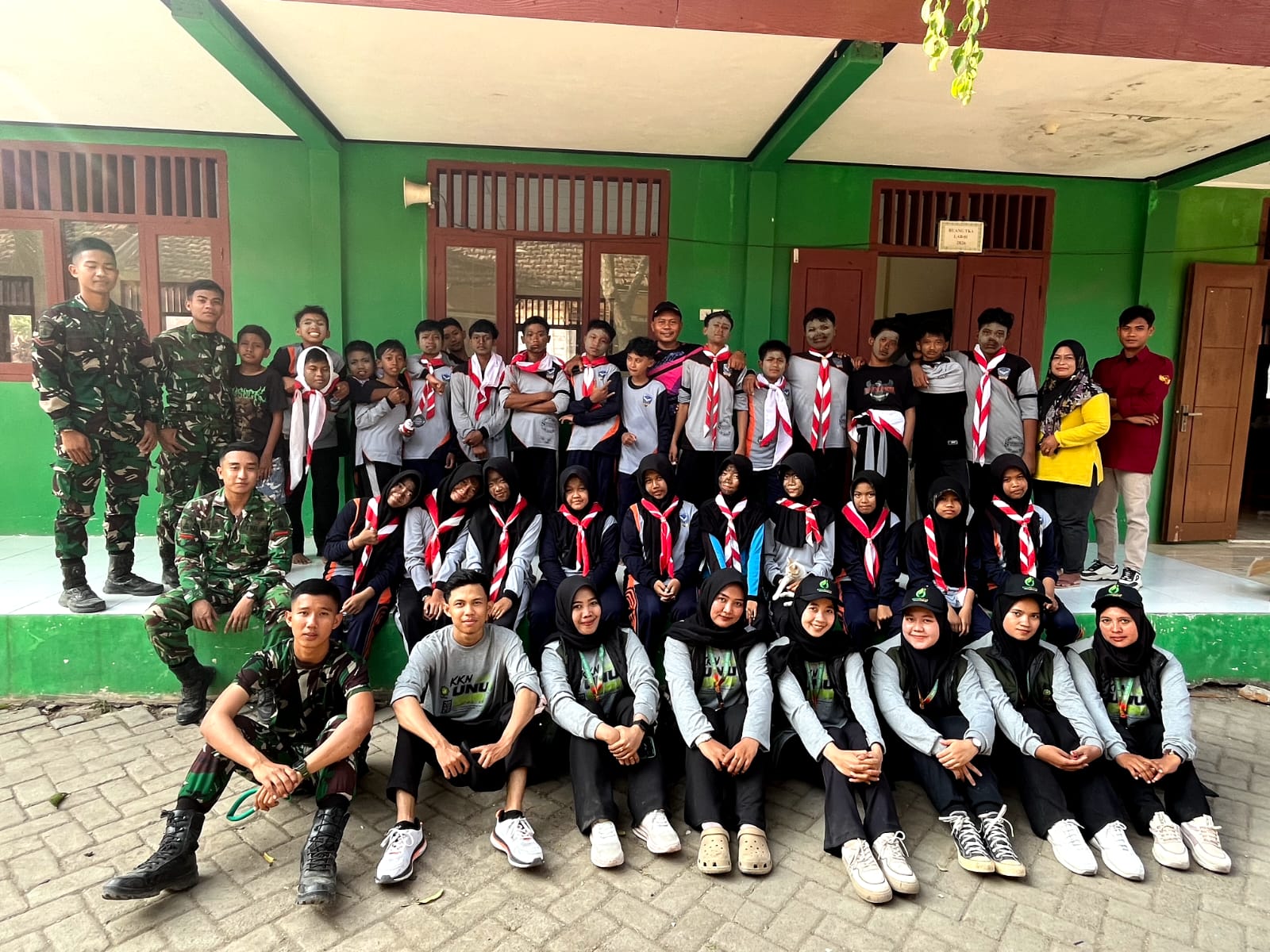 "Kolaborasi KKN UNUGIRI Kelompok 49 dan TMMD Bekali Jiwa Kepemimpinan Siswa melalui LDKS Hari Kedua di SMP Satu Atap Kesongo"