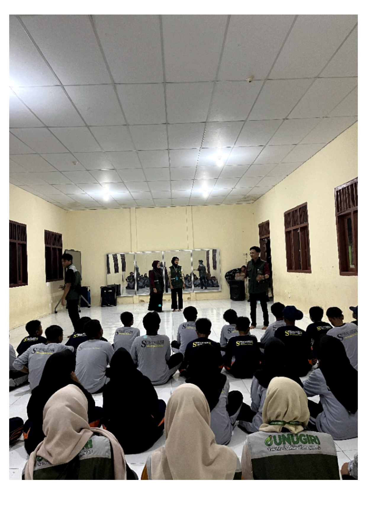 "Mahasiswa KKN UNUGIRI Kelompok 49 Kesongo Berkolaborasi dengan TMMD Mengisi Kultum dan Materi LDKS di SMP 1 Atap Kesongo"
